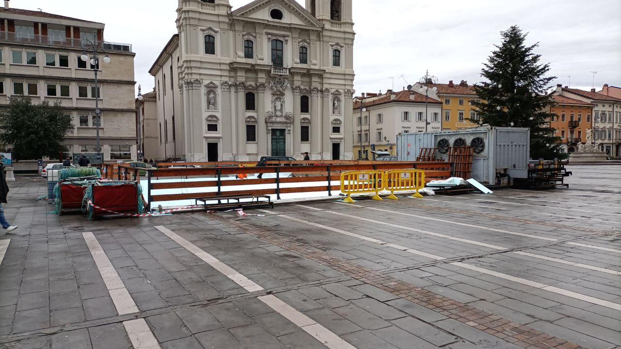 Copertina per Arriva la pista di pattinaggio in piazza a Gorizia, Skaupaz Toifl sfilano in città